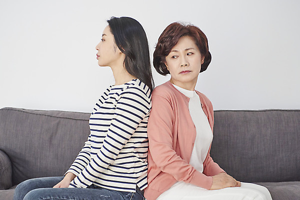 포토 JPG 여자 딸 중년 50대 가족 모녀 엄마 실내 대화 미소 앉기 상반신 성인 두명 옆모습 30대 소파 한국인 등돌리기 등 갈등 화해 서운함 여자만 국내포토 감정 뷰포인트 의자 관계 모션 표정 말하기 사람 동양인 내부 신체부위 장년 파일형식