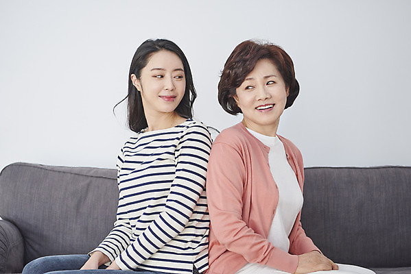 포토 JPG 여자 딸 행복 중년 50대 가족 모녀 엄마 실내 대화 미소 앉기 상반신 성인 두명 옆모습 30대 소파 화목 한국인 등맞대기 등 화해 여자만 국내포토 감정 뷰포인트 컨셉 의자 관계 모션 표정 말하기 사람 동양인 내부 신체부위 장년 파일형식