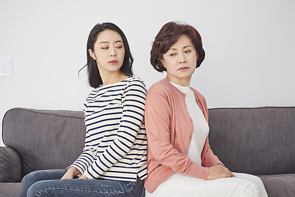 포토 JPG 응시 여자 딸 중년 50대 가족 모녀 엄마 실내 대화 앉기 상반신 성인 두명 옆모습 30대 소파 한국인 등돌리기 등 싸움 갈등 잔소리 단절 여자만 국내포토 시선 뷰포인트 의자 관계 모션 말하기 사람 동양인 내부 신체부위 장년 파일형식