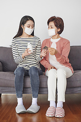 포토 JPG 전신 여자 딸 중년 50대 가족 모녀 엄마 실내 대화 마스크 들기 앉기 상반신 성인 두명 앞모습 치료 30대 소파 약 한국인 질병 사회이슈 예방 모성애 여자만 국내포토 뷰포인트 컨셉 의자 의학 관계 모션 말하기 사람 동양인 내부 장년 파일형식