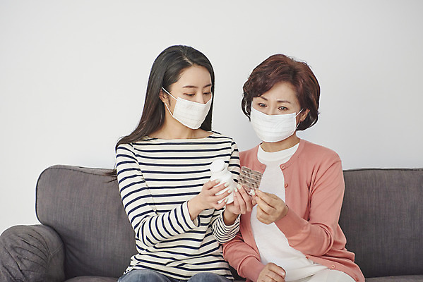 포토 JPG 여자 딸 중년 50대 가족 모녀 엄마 실내 대화 마스크 들기 앉기 상반신 성인 두명 앞모습 치료 30대 소파 약 한국인 질병 사회이슈 예방 모성애 여자만 국내포토 뷰포인트 컨셉 의자 의학 관계 모션 말하기 사람 동양인 내부 장년 파일형식