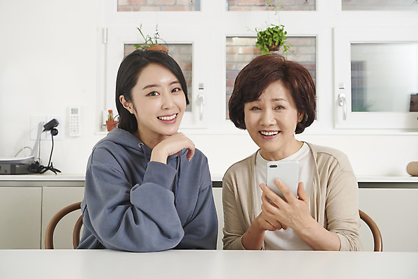 포토 JPG 여자 딸 중년 50대 의자 가족 모녀 엄마 실내 대화 미소 앉기 상반신 성인 두명 앞모습 30대 스마트폰 한국인 가르침 모성애 여자만 사용방법 국내포토 교육 뷰포인트 가구 관계 모션 표정 말하기 사람 동양인 내부 장년 핸드폰 스마트기기 방법 파일형식
