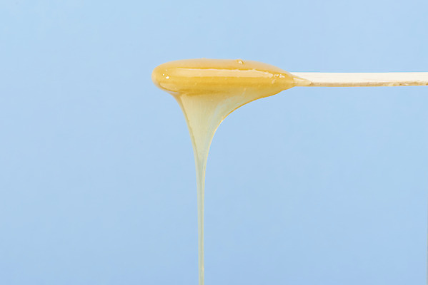 포토 JPG 스튜디오촬영 실내 사람없음 여름 뷰티 오브젝트 파란배경 나무막대 나무막대기 왁싱 제모 피부과 국내포토 녹이기 계절 백그라운드 모션 병원 내부 파란색 막대기 막대 파일형식