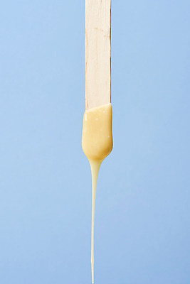 포토 JPG 스튜디오촬영 실내 사람없음 여름 뷰티 오브젝트 파란배경 나무막대 나무막대기 왁싱 제모 피부과 국내포토 녹이기 계절 백그라운드 모션 병원 내부 파란색 막대기 막대 파일형식