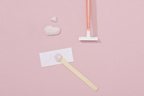 포토 JPG 스튜디오촬영 실내 사람없음 여름 하이앵글 뷰티 오브젝트 면도기 나무막대기 왁싱 제모 피부과 플랫레이 분홍색배경 왁스스트립 국내포토 계절 뷰포인트 분홍색 백그라운드 병원 내부 위생용품 막대기 플랫 파일형식 제모용품