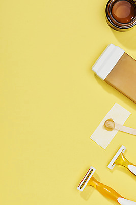 포토 JPG 스튜디오촬영 실내 사람없음 여름 하이앵글 뷰티 오브젝트 면도기 나무막대 나무막대기 노란배경 왁싱 제모 피부과 플랫레이 왁스스트립 왁스카트리지 국내포토 계절 뷰포인트 백그라운드 병원 내부 위생용품 노란색 막대기 막대 플랫 왁스 파일형식 제모용품