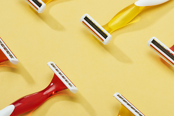 포토 JPG 스튜디오촬영 실내 사람없음 여름 하이앵글 뷰티 오브젝트 면도기 노란배경 왁싱 제모 피부과 플랫레이 국내포토 계절 뷰포인트 백그라운드 병원 내부 위생용품 노란색 플랫 파일형식