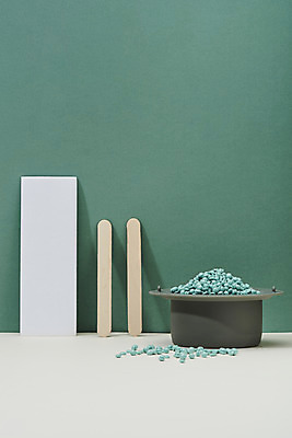 포토 JPG 스튜디오촬영 실내 사람없음 여름 뷰티 오브젝트 나무막대 나무막대기 왁싱 제모 피부과 초록배경 하드왁스 국내포토 계절 백그라운드 병원 내부 초록색 막대기 막대 왁스 파일형식