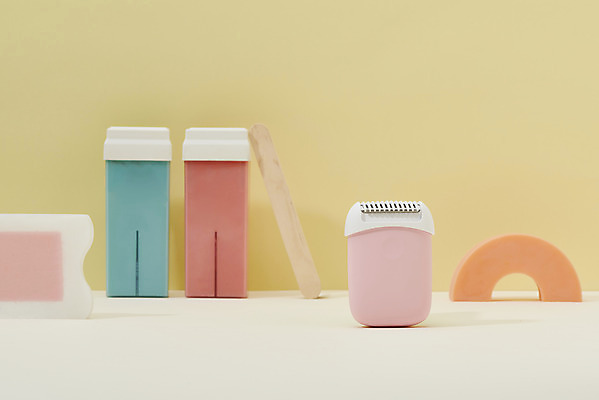 포토 JPG 스튜디오촬영 실내 사람없음 여름 뷰티 오브젝트 면도기 나무막대 노란배경 왁싱 제모 피부과 제모기 왁스카트리지 국내포토 계절 백그라운드 병원 내부 위생용품 노란색 막대 왁스 파일형식