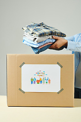 포토 JPG 스튜디오촬영 손 옷 여자 40대 중년 회색배경 실내 한명 앞모습 신체부위 상자 희망 한국인 봉사 도움 사회이슈 담기 사랑나눔 극복 기부 위기 중년여자한명만 코로나바이러스 국내포토 1 감정 뷰포인트 백그라운드 컨셉 모션 사랑 사람 동양인 성인 내부 회색 바이러스 나눔 여자한명만 중년여자만 파일형식