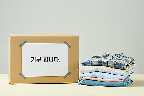 포토 JPG 스튜디오촬영 무료이미지 옷 회색배경 실내 사람없음 상자 희망 봉사 도움 사회이슈 사랑나눔 극복 기부 위기 코로나바이러스 국내포토 감정 백그라운드 컨셉 사랑 내부 회색 바이러스 나눔 파일형식