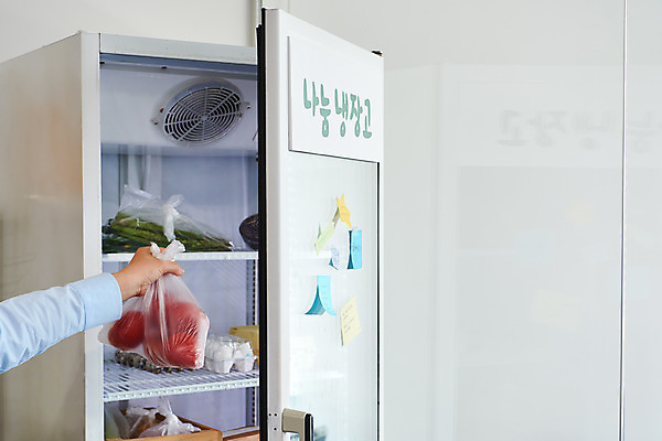 포토 JPG 스튜디오촬영 손 여자 음식 40대 중년 식재료 실내 한명 신체부위 희망 한국인 흰색 봉사 도움 사회이슈 사랑나눔 냉장고 극복 기부 넣기 위기 중년여자한명만 코로나바이러스 국내포토 1 감정 컬러 컨셉 모션 사랑 사람 동양인 성인 내부 가전제품 바이러스 나눔 여자한명만 중년여자만 파일형식