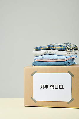 포토 JPG 스튜디오촬영 옷 회색배경 실내 사람없음 상자 희망 봉사 도움 사회이슈 사랑나눔 극복 기부 위기 코로나바이러스 국내포토 감정 백그라운드 컨셉 사랑 내부 회색 바이러스 나눔 파일형식