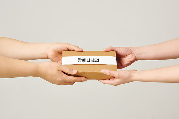 포토 JPG 스튜디오촬영 손 여자 음식 40대 회색배경 실내 20대 두명 신체부위 희망 한국인 봉사 도움 사회이슈 주기 도시락 사랑나눔 극복 기부 위기 코로나바이러스 국내포토 감정 중년 백그라운드 컨셉 모션 사랑 사람 동양인 청년 내부 회색 바이러스 나눔 파일형식