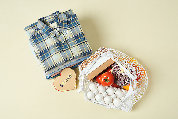 포토 JPG 스튜디오촬영 옷 음식 토마토 채소 식재료 실내 사람없음 하이앵글 계란 희망 봉사 도움 사회이슈 장바구니 도시락 사랑나눔 나눔 극복 기부 위기 플랫레이 코로나바이러스 국내포토 감정 뷰포인트 컨셉 사랑 내부 쇼핑 바구니 알 플랫 바이러스 파일형식