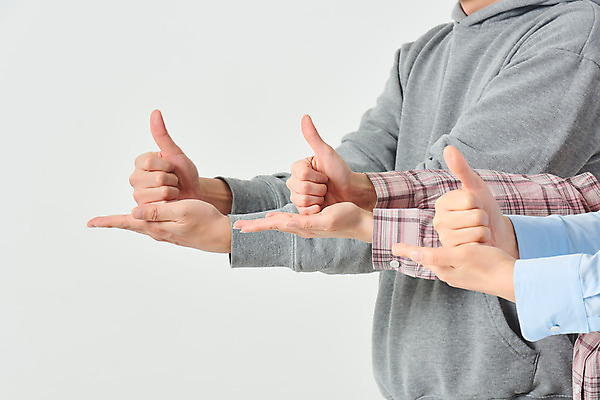 포토 JPG 스튜디오촬영 손 여자 남자 40대 중년 회색배경 실내 20대 성인 옆모습 신체부위 세명 희망 한국인 봉사 도움 사회이슈 감사 사랑나눔 극복 기부 위기 존경 코로나바이러스 덕분에챌린지 챌린지 델타변이바이러스 국내포토 감정 캠페인 뷰포인트 백그라운드 컨셉 사랑 사람 동양인 청년 내부 회색 바이러스 나눔 파일형식