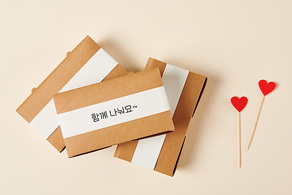 포토 JPG 스튜디오촬영 음식 실내 사람없음 하이앵글 희망 하트 봉사 도움 사회이슈 도시락 사랑나눔 극복 기부 위기 플랫레이 분홍색배경 코로나바이러스 국내포토 모양 감정 뷰포인트 분홍색 백그라운드 컨셉 사랑 내부 플랫 바이러스 나눔 파일형식