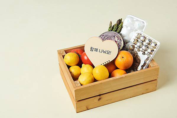 포토 JPG 스튜디오촬영 음식 토마토 오렌지 식재료 실내 사람없음 바구니 계란 희망 봉사 도움 레몬 사회이슈 양배추 사랑나눔 메추리알 극복 기부 위기 코로나바이러스 국내포토 감정 컨셉 채소 과일 사랑 내부 알 바이러스 나눔 파일형식