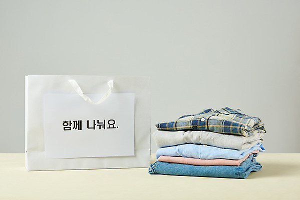 포토 JPG 스튜디오촬영 옷 회색배경 실내 사람없음 쇼핑백 희망 봉사 도움 사회이슈 사랑나눔 나눔 극복 기부 위기 코로나바이러스 국내포토 감정 백그라운드 컨셉 가방 사랑 내부 회색 바이러스 파일형식