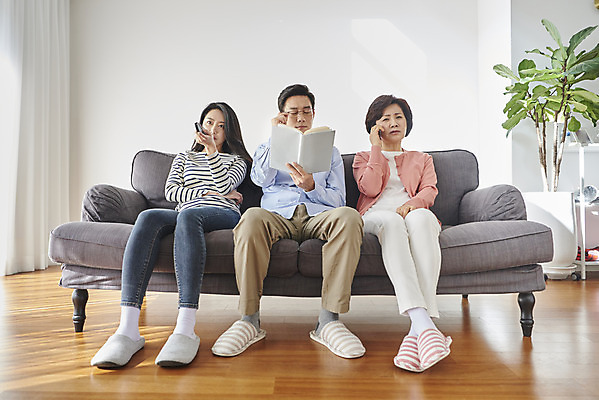 포토 JPG 전신 여자 남자 딸 안경 중년 50대 가족 엄마 실내 대화 미소 앉기 성인 앞모습 세명 30대 독서 한국인 아빠 리모컨 통화 티비시청 단절 국내포토 잡화 뷰포인트 관계 모션 표정 말하기 사람 동양인 내부 장년 시청_보고들음 파일형식