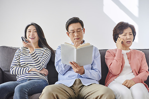 포토 JPG 여자 남자 딸 안경 중년 50대 가족 엄마 실내 대화 미소 앉기 상반신 성인 앞모습 세명 30대 독서 한국인 아빠 리모컨 통화 티비시청 단절 국내포토 잡화 뷰포인트 관계 모션 표정 말하기 사람 동양인 내부 장년 시청_보고들음 파일형식