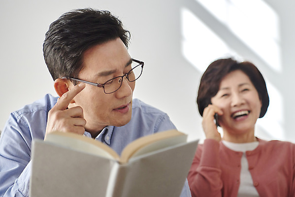 포토 JPG 부부 여자 남자 안경 중년 50대 가족 남편 실내 대화 상반신 두명 앞모습 친구 독서 한국인 짜증 아내 통화 방해 단절 중년만 국내포토 커플 잡화 감정 뷰포인트 컨셉 관계 모션 말하기 사람 동양인 성인 내부 성인만 파일형식
