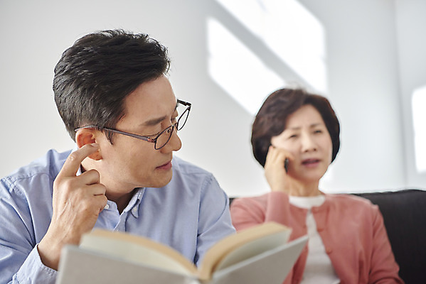 포토 JPG 부부 여자 남자 안경 중년 50대 가족 남편 실내 대화 상반신 두명 앞모습 친구 독서 한국인 짜증 아내 통화 안부 방해 단절 중년만 국내포토 커플 잡화 감정 뷰포인트 컨셉 관계 모션 말하기 사람 동양인 성인 내부 성인만 파일형식
