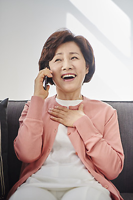 포토 JPG 여자 중년 50대 가족 실내 한명 미소 앉기 상반신 앞모습 친구 한국인 즐거움 통화 안부 중년여자한명만 국내포토 1 감정 뷰포인트 관계 모션 표정 사람 동양인 성인 내부 여자한명만 중년여자만 파일형식