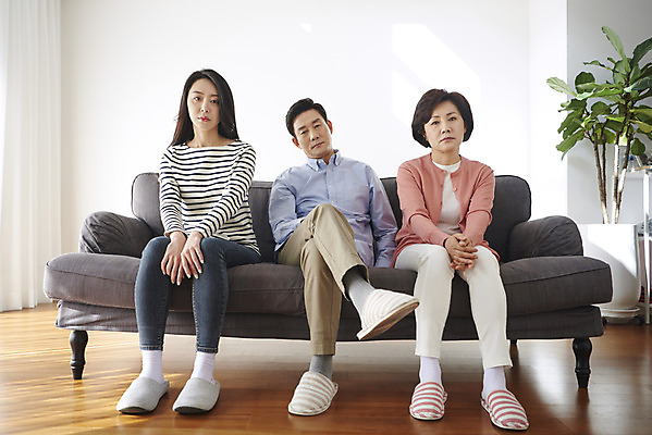포토 JPG 전신 여자 남자 딸 중년 50대 가족 엄마 실내 대화 앉기 성인 앞모습 세명 30대 소파 한국인 아빠 단절 무기력 국내포토 뷰포인트 컨셉 의자 관계 모션 말하기 사람 동양인 내부 장년 파일형식