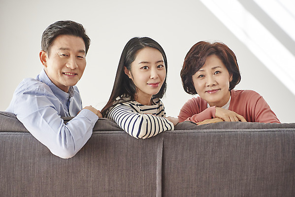 포토 JPG 여자 남자 딸 행복 중년 50대 가족 엄마 실내 대화 미소 앉기 상반신 성인 앞모습 옆모습 세명 30대 소파 한국인 아빠 단절 국내포토 감정 뷰포인트 의자 관계 모션 표정 말하기 사람 동양인 내부 장년 파일형식