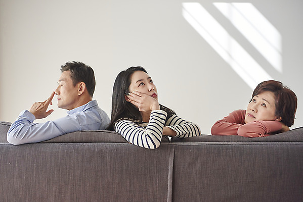 포토 JPG 여자 남자 딸 중년 50대 생각 가족 엄마 실내 대화 앉기 상반신 성인 옆모습 세명 30대 소파 턱괴기 한국인 아빠 고민 단절 국내포토 감정 뷰포인트 의자 관계 모션 말하기 사람 동양인 내부 장년 파일형식