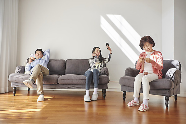 포토 JPG 전신 여자 남자 딸 중년 50대 가족 엄마 실내 대화 앉기 성인 앞모습 세명 30대 스마트폰 소파 한국인 뜨개질 아빠 셀프카메라 단절 국내포토 뷰포인트 의자 관계 모션 말하기 사람 동양인 취미 내부 장년 핸드폰 스마트기기 사진촬영 파일형식