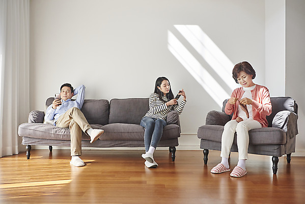 포토 JPG 전신 여자 남자 딸 중년 50대 가족 엄마 실내 대화 앉기 성인 앞모습 세명 30대 스마트폰 소파 한국인 뜨개질 아빠 단절 국내포토 뷰포인트 의자 관계 모션 말하기 사람 동양인 취미 내부 장년 핸드폰 스마트기기 파일형식