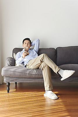 포토 JPG 전신 응시 남자 중년 50대 가족 실내 한명 앉기 앞모습 스마트폰 소파 한국인 단절 중년남자한명만 국내포토 1 시선 뷰포인트 의자 관계 모션 사람 동양인 성인 내부 핸드폰 스마트기기 남자한명만 중년남자만 파일형식