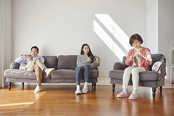 포토 JPG 전신 여자 남자 딸 중년 50대 가족 엄마 실내 대화 앉기 성인 앞모습 세명 30대 스마트폰 소파 한국인 뜨개질 아빠 단절 국내포토 뷰포인트 의자 관계 모션 말하기 사람 동양인 취미 내부 장년 핸드폰 스마트기기 파일형식