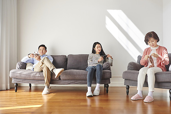 포토 JPG 전신 여자 남자 딸 중년 50대 가족 엄마 실내 대화 앉기 성인 앞모습 세명 30대 스마트폰 소파 한국인 뜨개질 아빠 단절 국내포토 뷰포인트 의자 관계 모션 말하기 사람 동양인 취미 내부 장년 핸드폰 스마트기기 파일형식