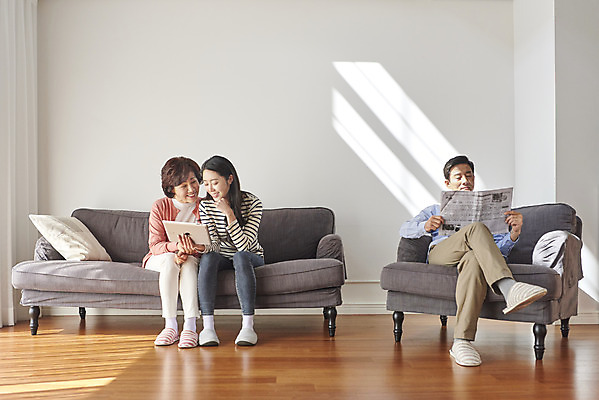 포토 JPG 전신 여자 남자 딸 중년 50대 가족 엄마 실내 대화 앉기 성인 세명 30대 소파 한국인 아빠 무관심 단절 국내포토 감정 의자 관계 모션 말하기 사람 동양인 내부 장년 파일형식