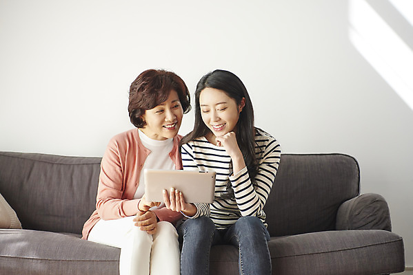 포토 JPG 여자 딸 중년 50대 가족 모녀 엄마 실내 미소 들기 앉기 상반신 성인 두명 앞모습 30대 스마트기기 소파 태블릿 화목 한국인 여자만 국내포토 뷰포인트 컨셉 의자 관계 모션 표정 사람 동양인 내부 장년 전자제품 파일형식