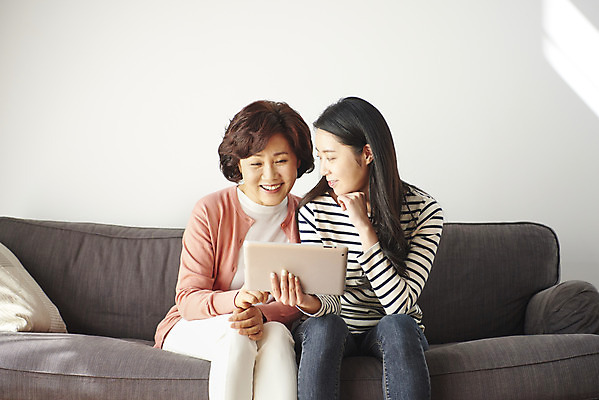 포토 JPG 여자 딸 중년 50대 가족 모녀 엄마 실내 미소 들기 앉기 상반신 성인 두명 앞모습 30대 스마트기기 소파 태블릿 화목 한국인 단절 여자만 국내포토 뷰포인트 컨셉 의자 관계 모션 표정 사람 동양인 내부 장년 전자제품 파일형식