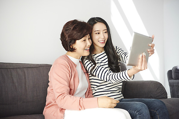 포토 JPG 여자 딸 중년 50대 가족 모녀 엄마 실내 미소 들기 앉기 상반신 성인 두명 앞모습 30대 스마트기기 소파 태블릿 사진촬영 한국인 여자만 국내포토 뷰포인트 의자 관계 모션 표정 사람 동양인 내부 장년 전자제품 촬영 파일형식