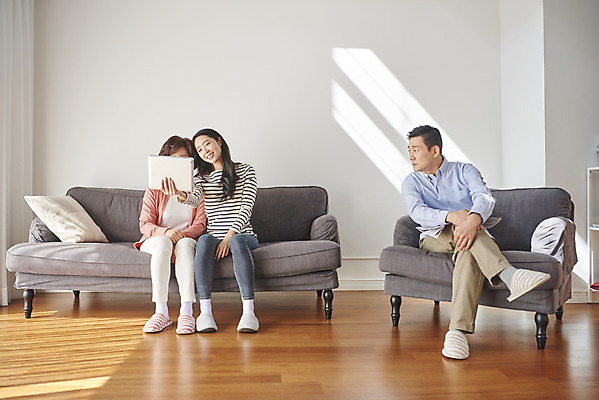 포토 JPG 전신 응시 여자 남자 딸 중년 50대 가족 엄마 실내 대화 앉기 성인 앞모습 세명 30대 스마트기기 소파 태블릿 한국인 아빠 무관심 단절 왕따 국내포토 시선 감정 뷰포인트 의자 관계 모션 말하기 사람 동양인 내부 장년 전자제품 파일형식