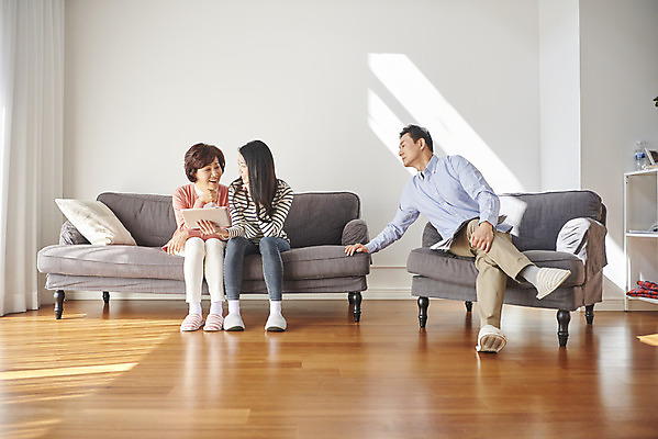 포토 JPG 전신 응시 여자 남자 딸 중년 50대 가족 엄마 실내 대화 앉기 성인 앞모습 세명 30대 스마트기기 소파 태블릿 한국인 아빠 무관심 단절 왕따 국내포토 시선 감정 뷰포인트 의자 관계 모션 말하기 사람 동양인 내부 장년 전자제품 파일형식