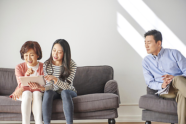 포토 JPG 여자 남자 딸 중년 50대 가족 엄마 실내 대화 들기 앉기 상반신 성인 앞모습 세명 30대 스마트기기 소파 태블릿 한국인 아빠 무관심 단절 국내포토 감정 뷰포인트 의자 관계 모션 말하기 사람 동양인 내부 장년 전자제품 파일형식