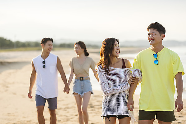 포토 JPG 주간 커플 여자 남자 바다 여행 휴가 미소 여러명 상반신 20대 성인 해변 야외 앞모습 여름 친구 여름휴가 바캉스 청춘 모래사장 선글라스 걷기 팔짱 손잡기 우정 한국인 자유 해수욕장 즐거움 강원도 양양군 하조대해수욕장 성인만 국내포토 자연요소 계절 감정 안경 뷰포인트 다수 컨셉 관계 모션 한국 표정 사람 동양인 청년 양양 파일형식 여름_계절