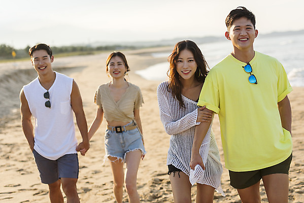 포토 JPG 주간 커플 여자 남자 바다 여행 휴가 미소 여러명 상반신 20대 성인 해변 야외 앞모습 여름 친구 여름휴가 바캉스 청춘 모래사장 선글라스 걷기 팔짱 손잡기 우정 한국인 자유 해수욕장 즐거움 강원도 양양군 하조대해수욕장 성인만 국내포토 자연요소 계절 감정 안경 뷰포인트 다수 컨셉 관계 모션 한국 표정 사람 동양인 청년 양양 파일형식 여름_계절