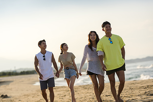 포토 JPG 주간 전신 커플 여자 남자 바다 여행 휴가 미소 여러명 20대 성인 해변 야외 앞모습 여름 친구 여름휴가 바캉스 청춘 모래사장 선글라스 걷기 손잡기 우정 산책 한국인 자유 해수욕장 즐거움 강원도 양양군 하조대해수욕장 성인만 국내포토 자연요소 계절 감정 안경 뷰포인트 다수 컨셉 관계 모션 휴식 한국 표정 사람 동양인 청년 양양 파일형식 여름_계절