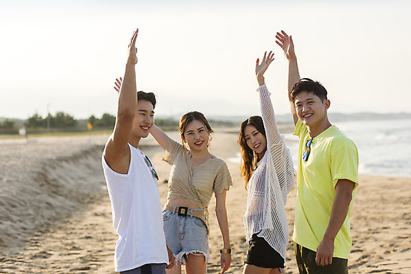 포토 JPG 주간 여자 남자 바다 여행 휴가 서기 미소 여러명 상반신 20대 성인 해변 야외 앞모습 옆모습 여름 친구 여름휴가 바캉스 청춘 모래사장 선글라스 손들기 우정 한국인 자유 해수욕장 즐거움 강원도 양양군 하조대해수욕장 성인만 국내포토 자연요소 계절 감정 안경 뷰포인트 다수 컨셉 관계 모션 한국 표정 사람 동양인 청년 양양 파일형식 여름_계절