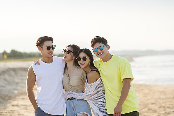 포토 JPG 주간 여자 남자 바다 여행 휴가 미소 여러명 상반신 20대 성인 해변 야외 앞모습 옆모습 여름 친구 여름휴가 바캉스 청춘 모래사장 선글라스 걷기 우정 한국인 자유 해수욕장 즐거움 강원도 양양군 하조대해수욕장 성인만 국내포토 자연요소 계절 감정 안경 뷰포인트 다수 컨셉 관계 모션 한국 표정 사람 동양인 청년 양양 파일형식 여름_계절