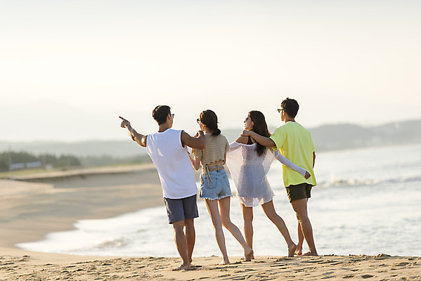 포토 JPG 주간 전신 커플 여자 남자 바다 여행 휴가 여러명 20대 성인 해변 야외 뒷모습 여름 친구 여름휴가 바캉스 청춘 모래사장 걷기 우정 한국인 자유 가리킴 해수욕장 즐거움 강원도 양양군 하조대해수욕장 성인만 국내포토 자연요소 계절 감정 뷰포인트 다수 컨셉 관계 모션 한국 사람 동양인 손짓 청년 양양 파일형식 여름_계절