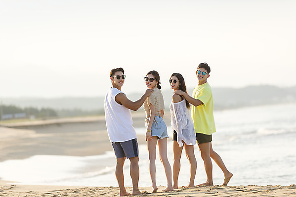 포토 JPG 주간 전신 커플 여자 남자 바다 여행 휴가 서기 미소 여러명 20대 성인 해변 야외 뒷모습 여름 친구 여름휴가 바캉스 청춘 모래사장 선글라스 우정 한국인 자유 뒤돌아보기 해수욕장 즐거움 강원도 양양군 하조대해수욕장 성인만 어깨에손 국내포토 자연요소 계절 감정 안경 뷰포인트 다수 컨셉 관계 모션 한국 표정 사람 동양인 청년 양양 파일형식 여름_계절